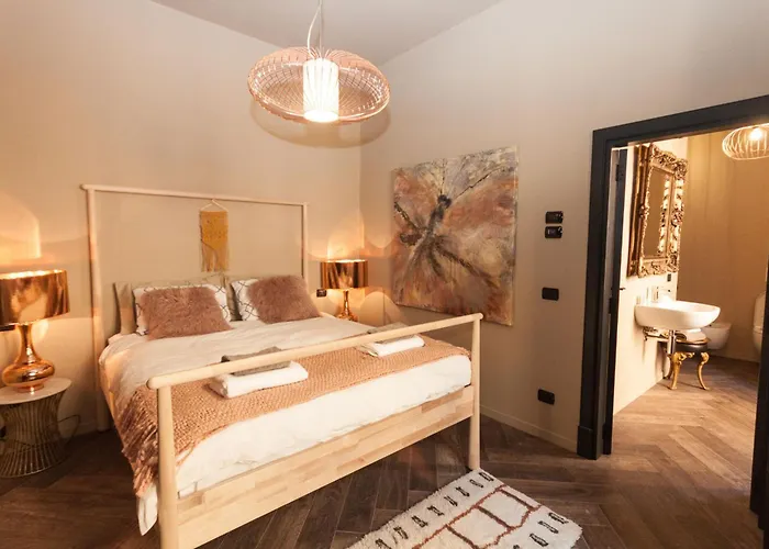 Castelli - By Lovecomo Nyaraló