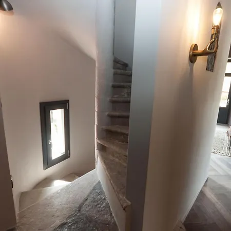 Castelli - By Lovecomo מנאג'יו